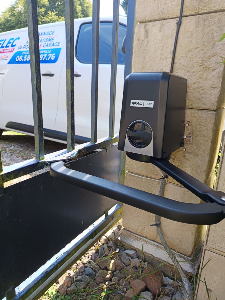 Motorisation d'un portail en métal.