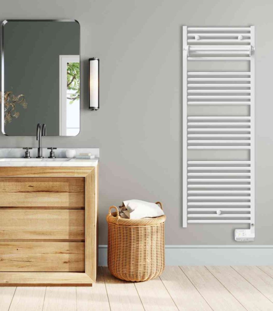 Radiateur sèche serviette dans une salle de bain.